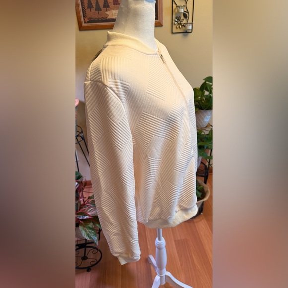 NWOT Women’s Cream Zip-Up Sweater Size L Textured Long Sleeves Polyester - Picture 6 of 14